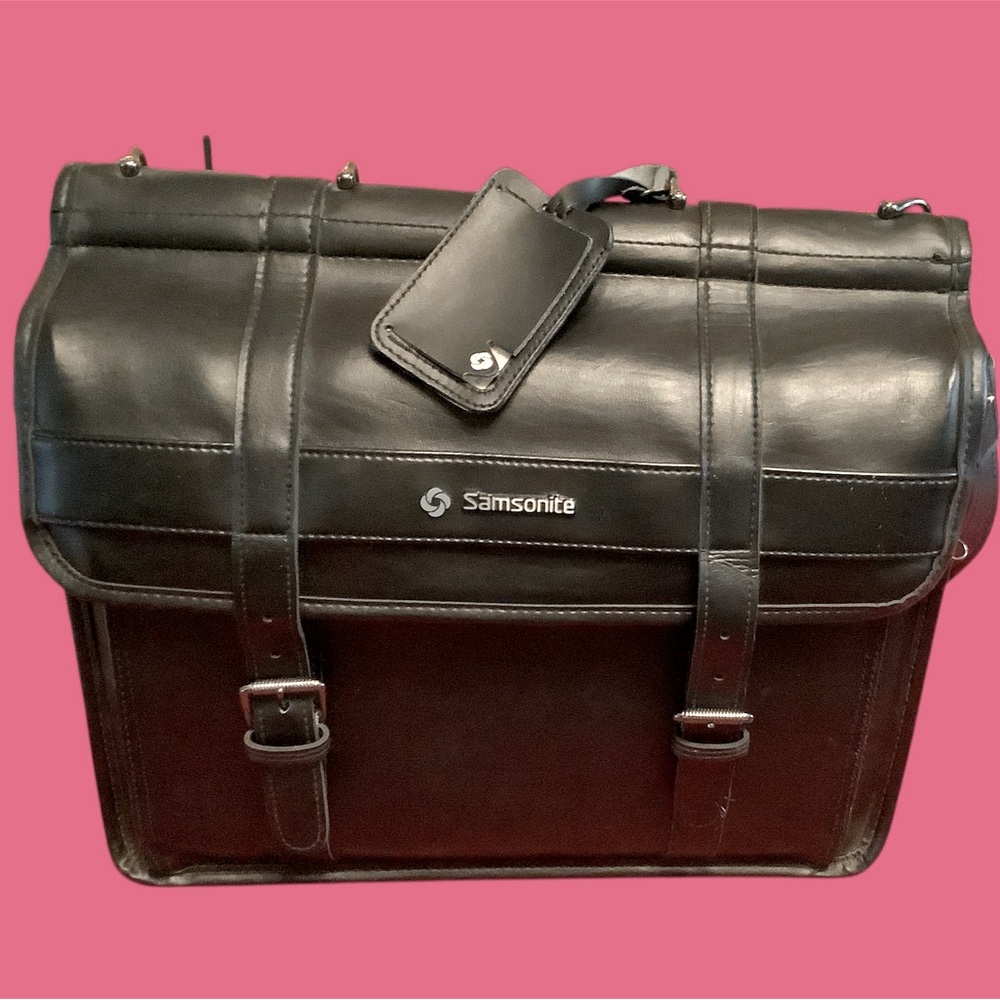 Black Samsonite expandable shoulder bag is perfect for the person on-the-go. EUC